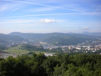 Pohled na Labské údolí a vpravo v pozadí dominující vrch Kletečná a Milešovka.