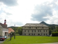 Zámek, kostel ve Stvolínkách a v pozadí vrch Ronov.