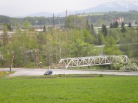 Mechanické závory a železniční most ze svahu nad Chvatimechem.