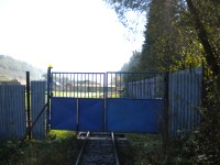 Zavřená vrata fotbalového areálu.