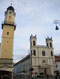 hodinová věž a katedrála sv. Františka Xaverského.