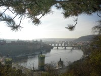 Pohled na Vltavu z Letenských sadů.
