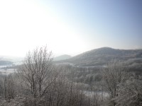 Hrušovský vrch a v pozadí Liščí vrch (Liščín).