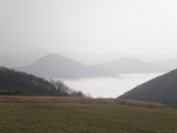 Mlha linoucí se Labským údolím. Pohled z blízkosti Radejčínské rozhledny.