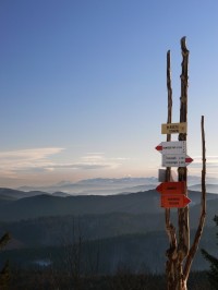 Vrchol Velké Rače 1236m.n.m.- rozcestník na polské straně, v pozadí Vysoké Tatry 