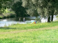 V okolí stezky lze v létě provádět nejrůznější aktivity - prosté smočení nohou v řece Ostravici nevyjímaje