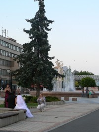 Druhý pár novomanželů u fontány na pěší zóně v Michalovcích