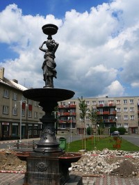 Náměstí v Osoblaze - Vlevo za sochou je infocentrum a za tím panelákem vzadu (vpravo) se nachází hřbitov 