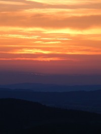 Západ slunce nad Šumavou pohledem z rozhledny 
