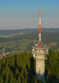 Pohled z rozhledny na vedlejší věž 