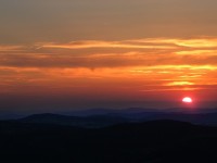 Západ slunce nad Šumavou pohledem z rozhledny 