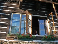 Okno s hostem restaurace na Svatoboru
