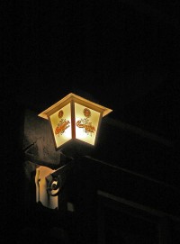 Stylová lampička na venkovní terase před chatou