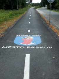 Emblém města Paskov na počátku cyklostezky, za mostem u vlakového nádraží v Paskově