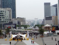 La Défense - náměstí (v pozadí Vítězný oblouk)