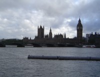 Houses of Parliament - celkový pohled z druhé strany řeky Temže