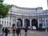 Oblouková budova Admiralty Arch nedaleko Trafalgar Square