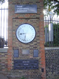 Greenwich - hodiny s 24 hodinovým ciferníkem (greenwichský čas 17.33 hod)