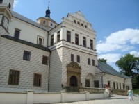 Pardubice-zámek, hlavní průčelí s renesančním vstupním portálem-Foto:Ulrych Mir.