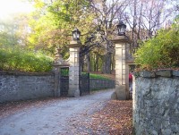 Bouzov-vstupní branka do zámeckého parku a k hradu.jpg