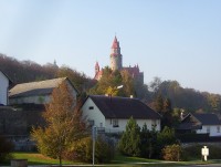 Bouzov-hrad od penzionu s pečovatelskou péčí.jpg