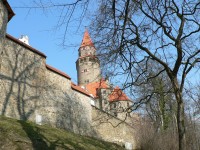 Bouzov-hrad s hradbama-Foto-Jiří Furo.JPG