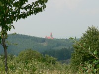 Bouzov-hrad přes údolí-Foto-Jiří Furo.JPG