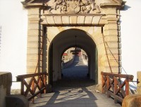 Bouzov-padací most se vstupním portálem.jpg