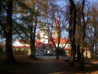 Bouzov-hrad z aleje v parku.jpg
