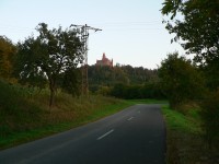 Bouzov-podvečerní hrad ze silnice do Loštic-Foto-Furo Jiří.JPG