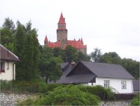 Bouzov-hrad z parkoviště u penzionu.jpg