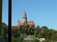 Bouzov-hrad z okna penzionu.JPG