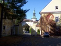 Janovice-zámek-vstupní brána zámku