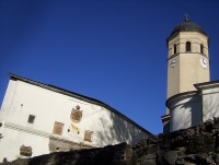 Sovinec-kostelní věž a erby nad vchodem z hradního příkopu-Foto:Ulrych Mir.