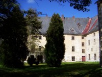 Janovice-zámek-pohled z nádvoří na spojení dvou křídel zámku