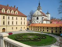 Lipník nad Bečvou-zámek-zahradní terasa a park  s kostelem sv. Františka Serafinského