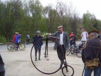 Účastníci cykloturistické akce na parkovišti u Bílého kamene-Foto:Ulrych Mir.