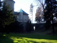 Šternberk-příkop a most v severní části hradu.jpg