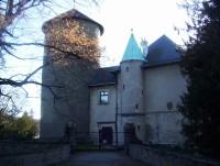 Šternberk-hradní válcová věž a brána do parku ze severu.jpg