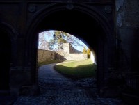 Šternberk-průhled hradní branou na nádvoří.jpg