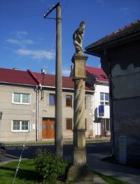 Velký Týnec-sloup se sochou  na křižovatce-Foto:Ulrych Mir.