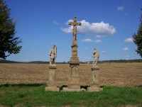 Mrsklesy-kříž se sochou sv.Floriána a sv.Jana Evangelisty-Foto:Ulrych Mir.