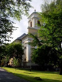 Vrbno pod Pradědem-Náměstí sv. Michala s empírovým kostelem sv. Michala