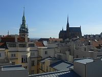 Brno-náměstí Svobody-Dům pánů z Lipé-pohled z vyhlídky na katedrálu sv. Petra a Pavla a věž Staré radnice