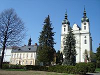 Budišov nad Budišovkou-pozdně barokní kostel Nanebevzetí P.Marie z r.1755 a radnice
