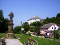 Úsov-zámek a socha u parkoviště před restaurací-Foto:Ulrych Mir.