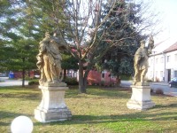 Grygov-sochy u kostela-Foto:Ulrych Mir.