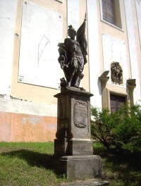 Dolany-socha u bočního vchodu do kostela-Foto:Ulrych Mir.