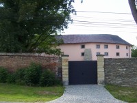 Krakovec-zámek-ohradní zeď s bránou-Foto:Ulrych Mir.