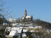 Bouzov-zasněžený hrad s podhradím-Foto:Jiří Furo